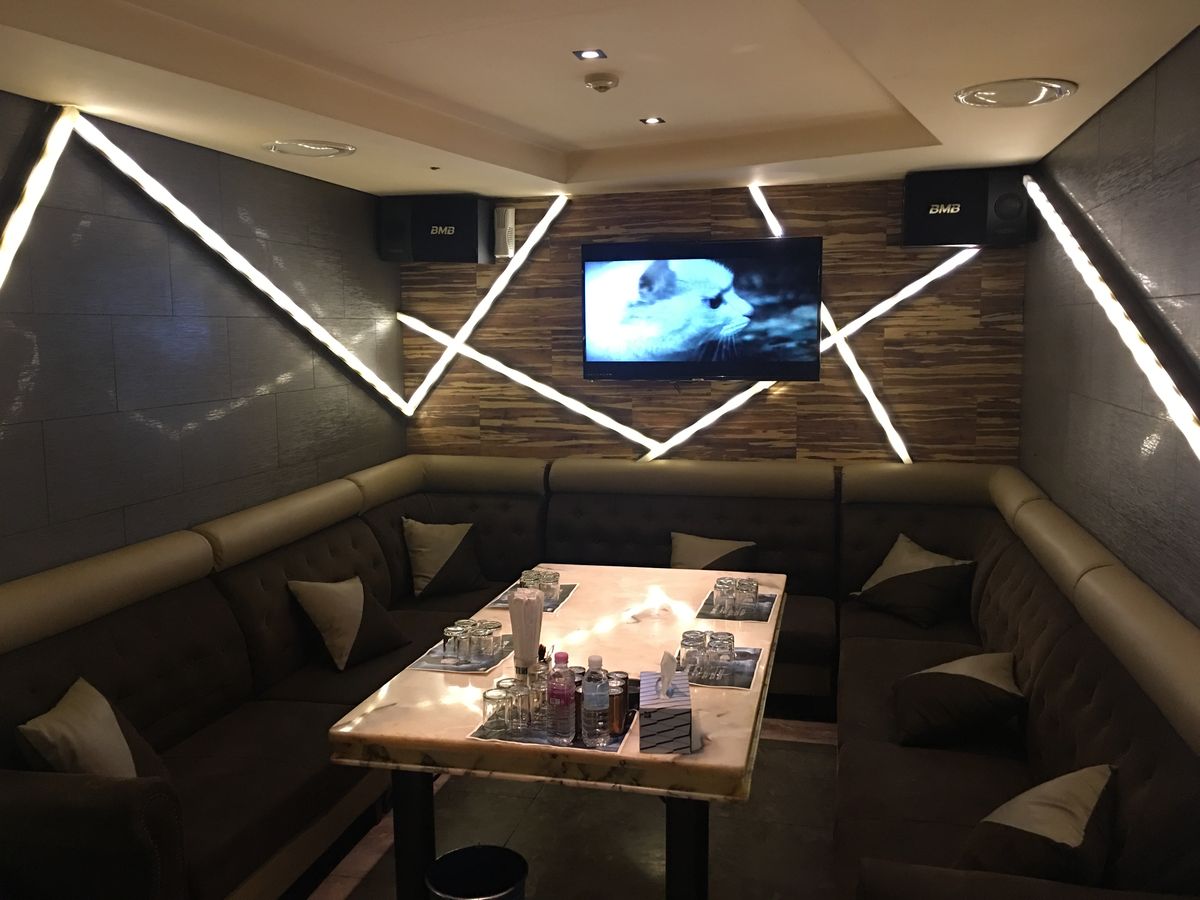 정자동 가라오케 내부 전경